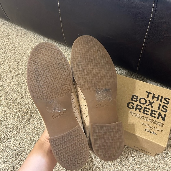 NIB Clarks Trish Calla Women's Suede
Loafers Sand Tan Pointed Toe Slip On Sz
7.5 - Picture 7 of 10